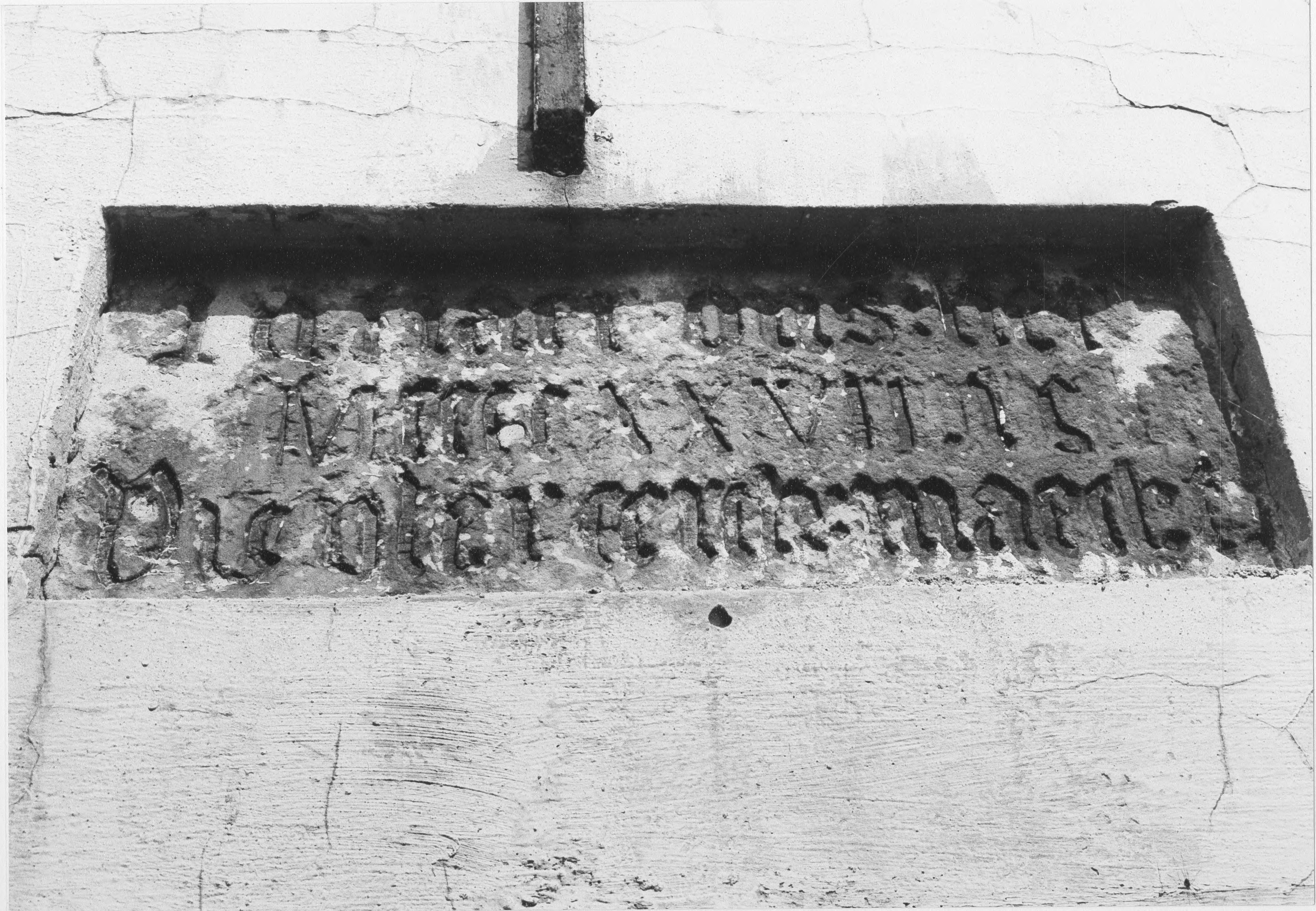 Steen in de westgevel met het opschrift : " In 't jaer ons:her MCCCCXXVI is Visvlier cerch: maect ". Foto: M.A. Douma. Bron: Beeldbank Groninger Archieven, 1972.