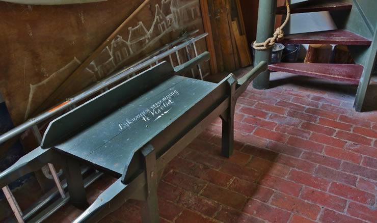 Een oude 'lijkkar' in de Gangulfuskerk van Visvliet. Opschrift: 'Lijkwagen vereniging te Visvliet'.