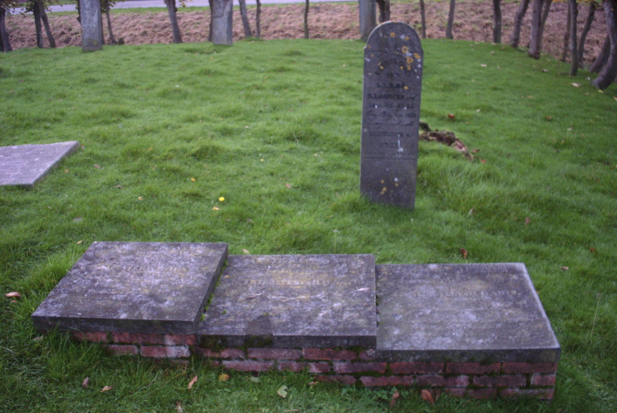 De staande steen achter is die van Klaas Klooster, met op de voorgrond drie graven van zijn kinderen die vroeg zijn overleden. Van het vierde kind is geen graf bekend.