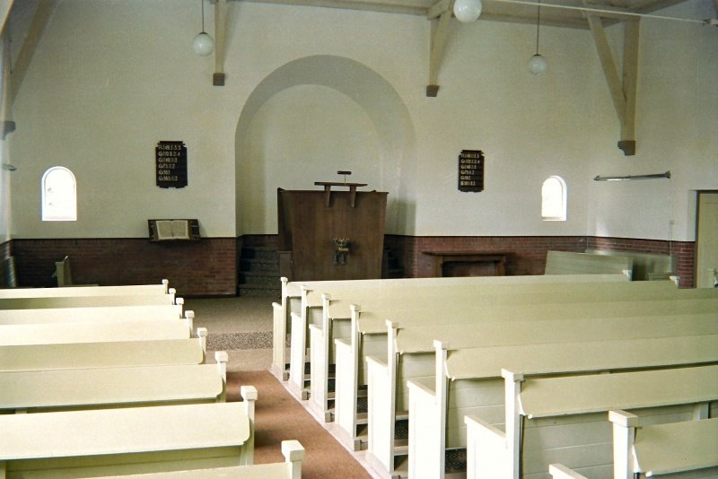 Interieur met kansel en kerkbanken.