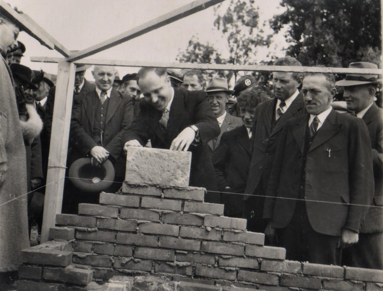 Het leggen van de eerste steen door ds. A.. Vos van de Gereformeerde kerk te Woldendorp. op 28 mei 1949. Foto	ingezonden door Pieter Vos..