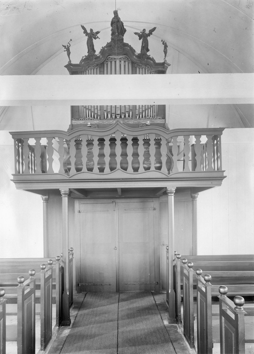 Het orgel staat boven de ingang van de kerk.