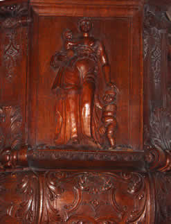 Detail beeldhouwwerk van de kansel.