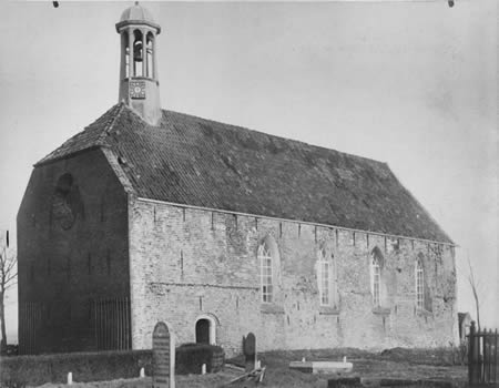 Zuidzijde van de middeleeuwse kloosterkerk te Rottum voor de sloop in 1892. Bron: Rijksdienst voor het Cultureel Erfgoed [CC BY-SA 4.0 (https://creativecommons.org/licenses/by-sa/4.0)], via Wikimedia Commons