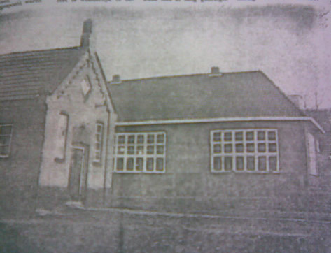 De school van Meerland, met links daarvan het kerkje.