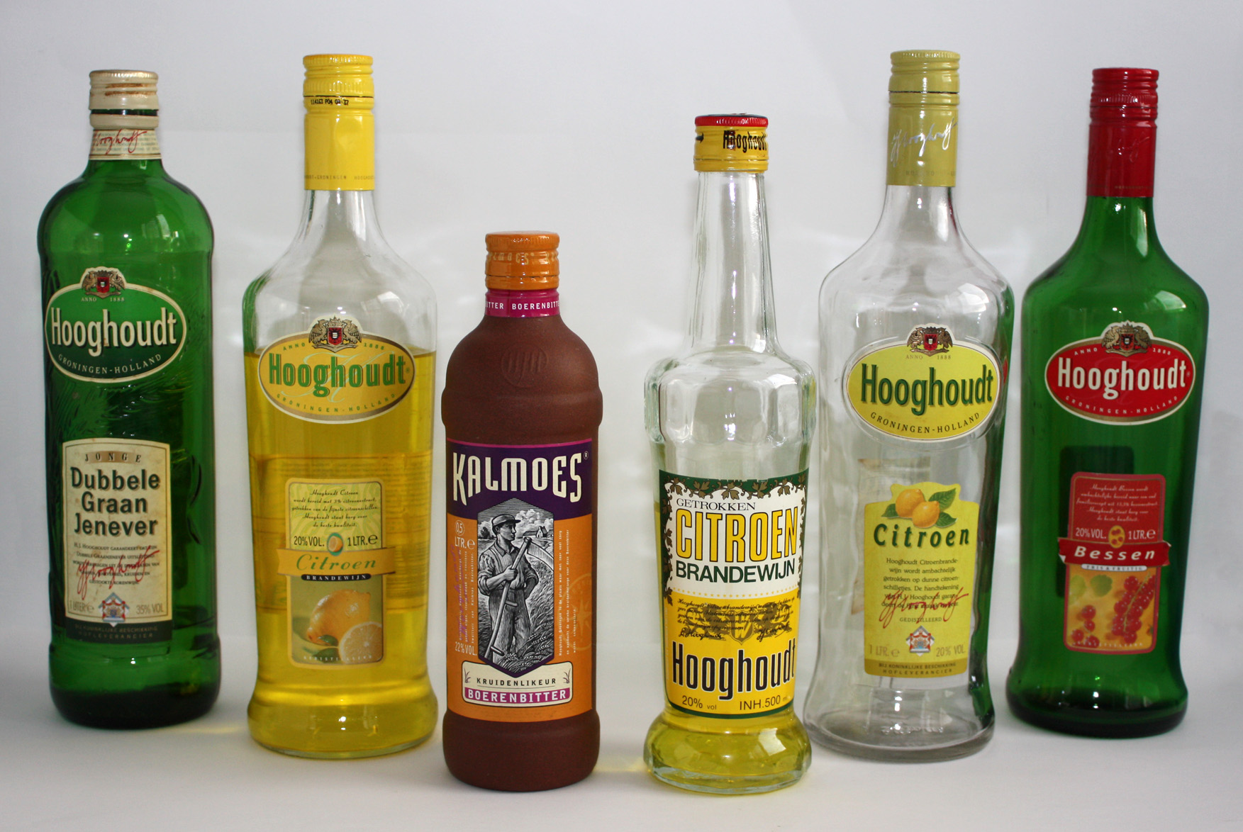 Een verzameling Hooghoudt-flessen, oud en nieuw, vol en leeg. Foto: Zanderz, 15 januari 2012