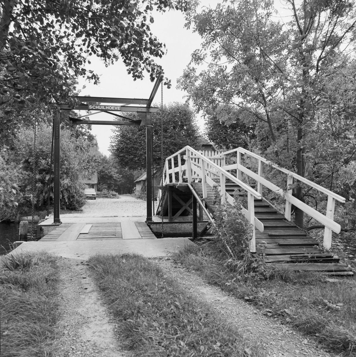 Soms is het hoogholtje, of kwakel naast de (houten) ophaalbrug gewoon blijven liggen, zoals hier bij Weipoort in de gemeente Zoeterwoude