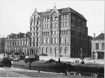 Het gebouw van de tabaksfabrikant Jan Gruno aan de Winschoterkade (1898). 