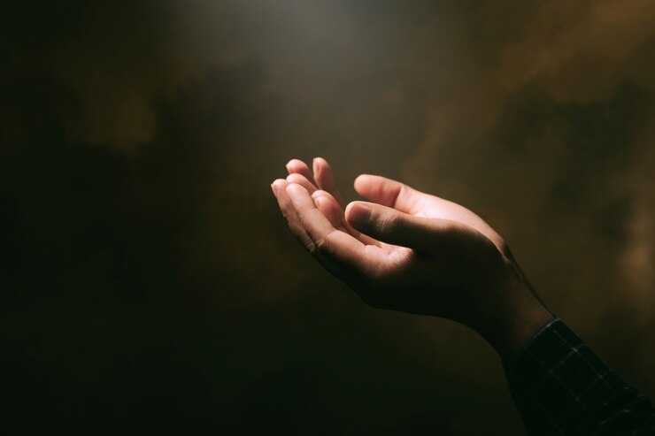 Menselijke handen openen palm omhoog aanbidding met geloof in religie en geloof in God op zegen.