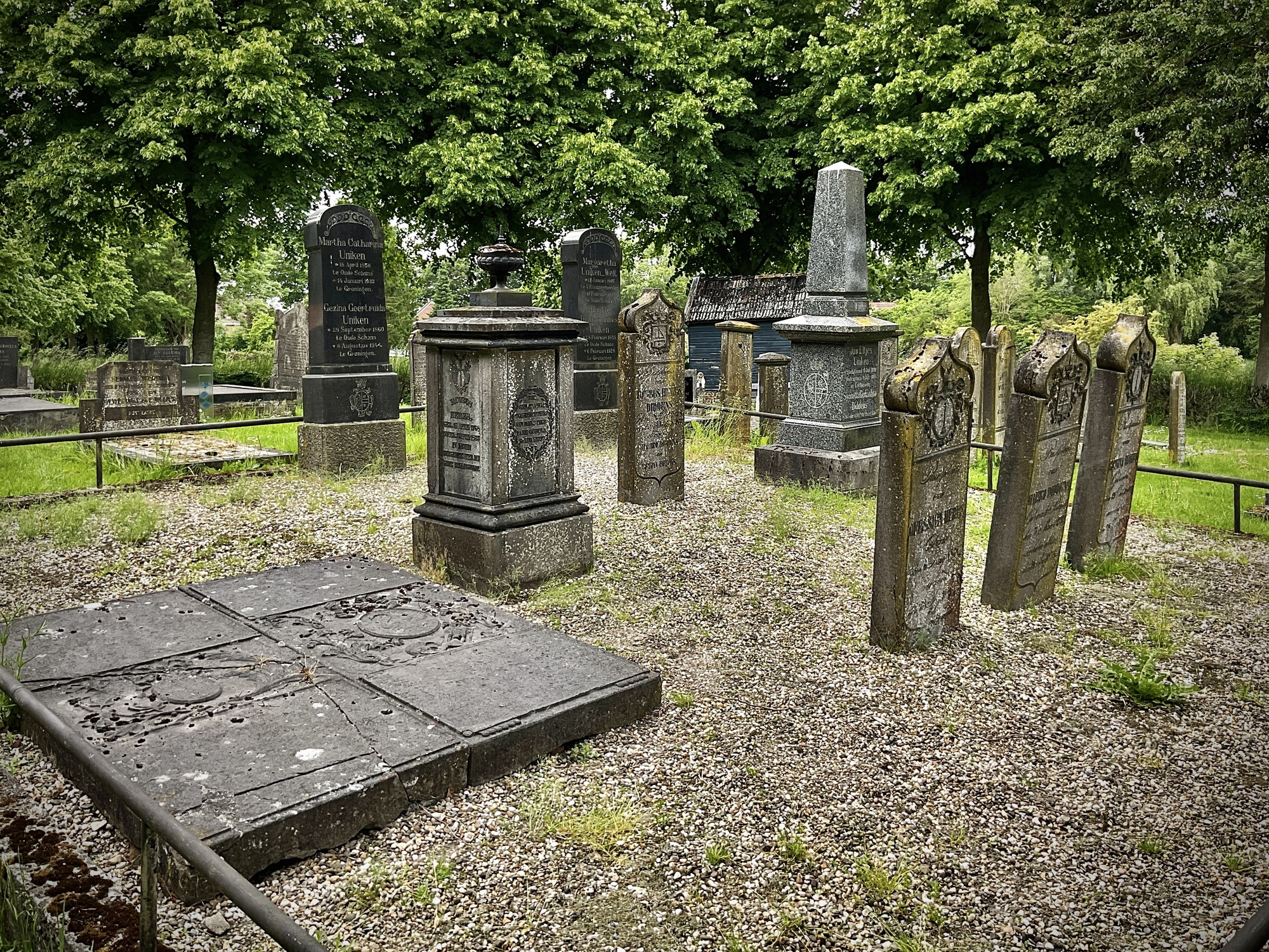 Het gaat hierbij om de twee liggende graven naast elkaar, links op de foto. Foto: ©Jur Kuipers.