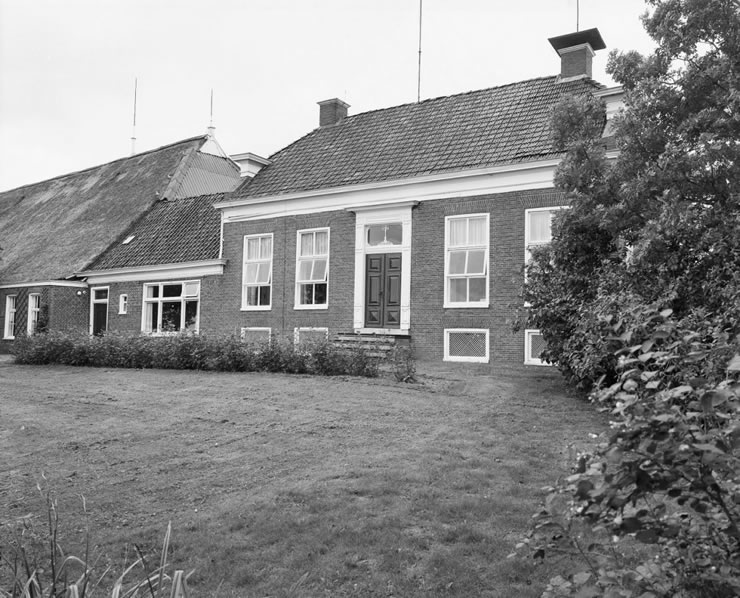 De boerderij 'Barnegaten' ligt in het gehucht Barnegaten bij Warfhuizen. Het gehucht bestaat thans uit niet meer dan slechts een tweetal boerderijen. Foto: De foto is gemaakt in augustus 1972. Bron: Wikipedia; Creative Commons.