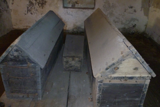 De graven van Henric en Anna zijn later blijkbaar verplaatst naar een kleinere grafruimte onder Piccardts werkkamer.