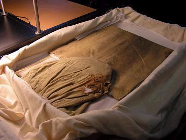 Het doodskleed van Okke Kluun wordt bewaard in het Groninger Museum.