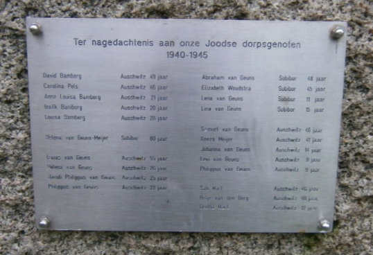 Gedenksteen 'Ter nagedachtenis aan onze Joodse dorpsgenoten 1940-1945'.