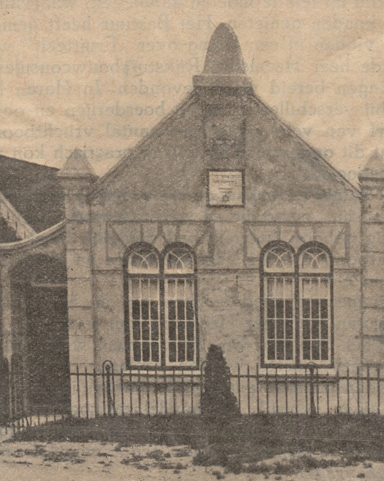 Oude (krantenknipsel) foto van de synagoge met gedenkbord. Bedumerweg 24, 1926. Bron: RHC GA, Groninger Archieven, Beeldbank Groningen. Gepubliceerd in Haren Vooruit, 22 oktober 1926.