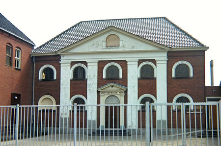 De voormalige woning van de rabbi met rechts de synagoge. Foto: ©Jur Kuipers.