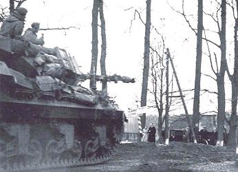 Engelse tanks rijden op 2 april Ruurlo binnen. Bron: Bevrijdingskinderen