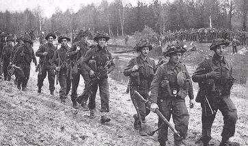 Na de bevrijding van Aalten trekken Engelse troepen verder noordwaarts. Bron: Bevrijdingskinderen