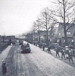 Canadese manschappen trekken op 30 maart Terborg binnen. Bron: Bevrijdingskinderen
