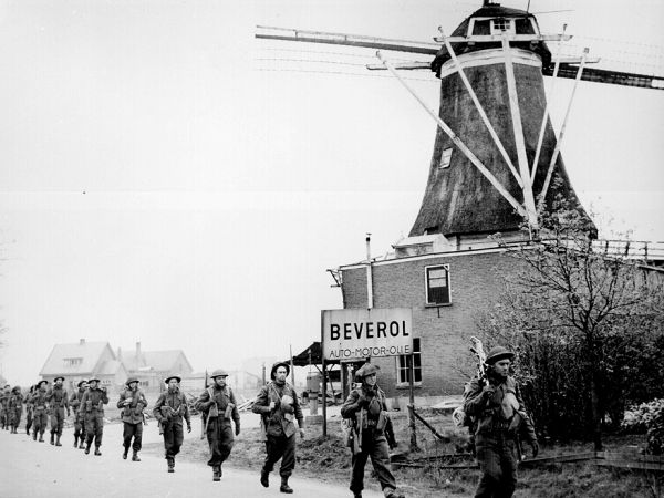 Canadese Infanteristen van het Regiment[3] de Maisonneuve, verplaatsen zich tussen Holten en Rijssen, 9 April 1945. Bron: Wikimedia
