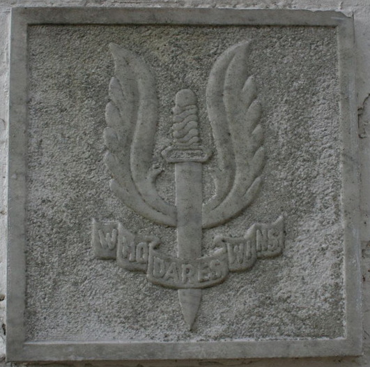 De S.A.S. badge op het monument. Bron: Arnold Palthe, TracesOfWar