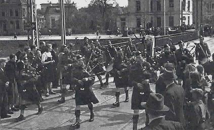 17 april: Schotse doedelzakspelers van het Essex Scottish Regiment op de Heerebrug in Groningen. Bron: Bevrijdingskinderen