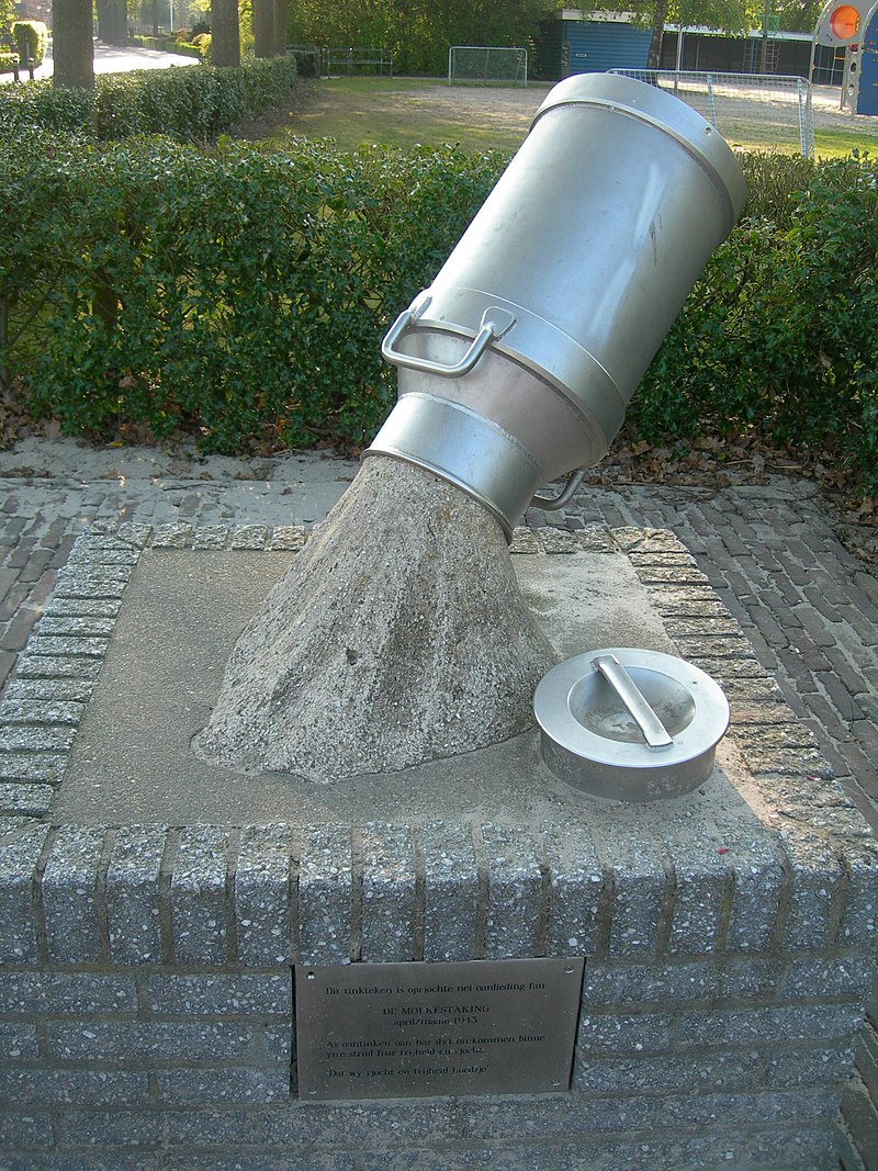 Foto: monument van de melkstaking in april/mei.