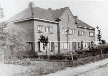 De marechausseekazerne te Finsterwolde. In de meest linkse woning woonde de familie Wiegers.