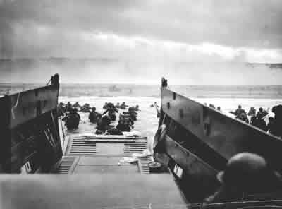 De geallieerden landen in Normandië op 6 juni 1944. Bron/licentie: Public domain; official U.S. Coast Guard photograph.