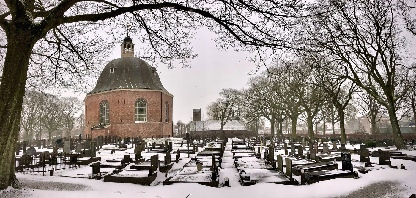 De Koepelkerk van Sappemeer met de begraafplaats waar de verzetsstrijder Kees (Kornelis Enno) de Haan zijn laatste rustplaats heeft gevonden. Foto: ©Jurt Kuipes.