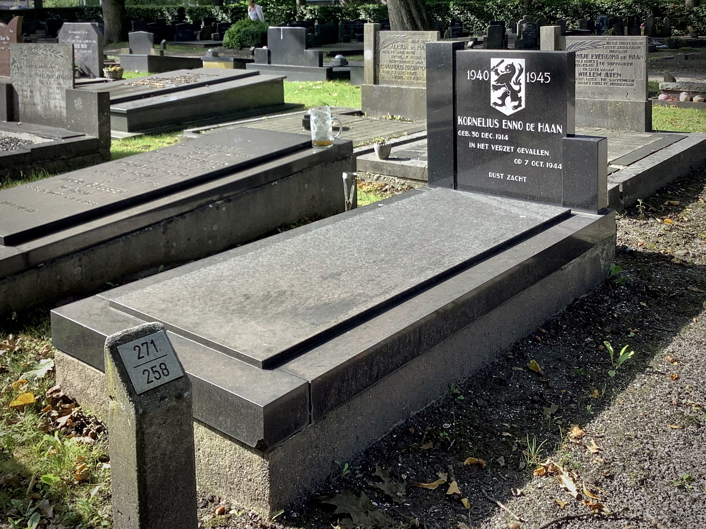 Het graf van Klaas de Haan (Kornelius Enno), geboren 30 decemberr 1914, in het verzet gevallen 7 oktober 1944, op het kerkhof bij de Koepelkerk van Hoogezand. Foto: (c)Jur Kuipers.