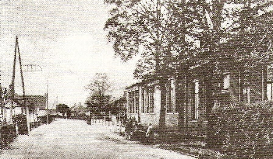 De voormalige lagere school in Drieborg heeft uit drie lokalen en een gymlokaal bestaan. Helemaal rechts op de foto zie je de aangebouwde woning van meester Stijkel. Foto is aangeleverd door Jurjen Bakker.