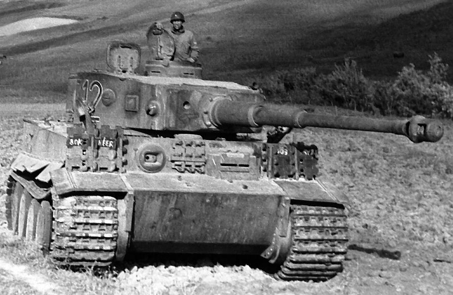 Duitse Panzer-VI-Tiger. De Tiger is misschien wel de beroemdste tank van de Tweede Wereldoorlog. De PzKpfw VI is een tank die behoort tot de categorie zware tanks. Hij heeft een zeer krachtig kanon en is verantwoordelijk voor verschrikkelijke verliezen aan geallieerde en aan Sovjetzijde. Hij verschijnt op de slagvelden in Noord-Afrika, Italië, West-Europa en Oost-Europa. Er heerst een grote angst bij de Sovjet- en geallieerde legers voor de Tiger.. De PzKpfw VI Ausf. E (Sd. Kfz. 181) is het antwoord op de Russische KV-1 en T-34/76 die het de Duitsers aan het Oostfront zeer lastig hebben gemaakt. Bron: Traces of war. Licentie: Public Domain.