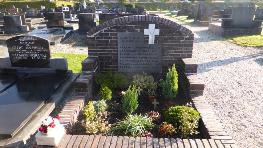 Oorlogsgraf van het Gemenebest op de Algemene Begraafplaats te Nieuwolda bevat het gezamenlijke graf van zeven vliegeniers uit het Gemenebest die zijn gesneuveld op 23 april 1944. Het grafmonument is geschonken door de plaatselijke bevolking.