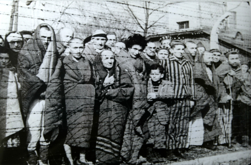 Foto van gevangenen in het Duitse concentratiekamp Auschwitz in Polen, tijdens de bevrijding door het Rode Leger van de Sovjet-Unie, januari 1945. Bron: Auschwitz Memorial and Museum. Licentie: Publieke Domein.