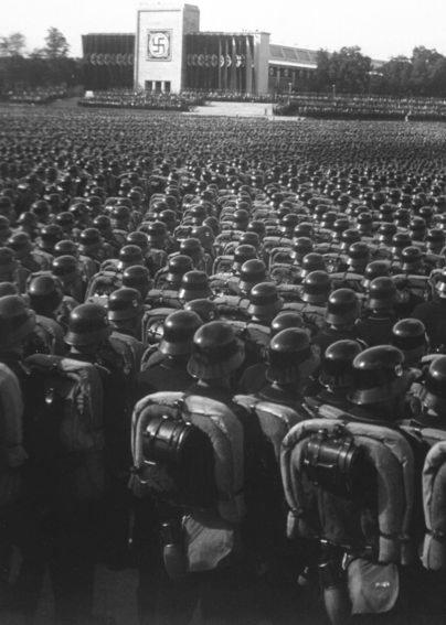Reichsparteitag in 1935 met duizenden Duitse soldaten. 