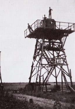 De wachttoren van het barakkenkamp.