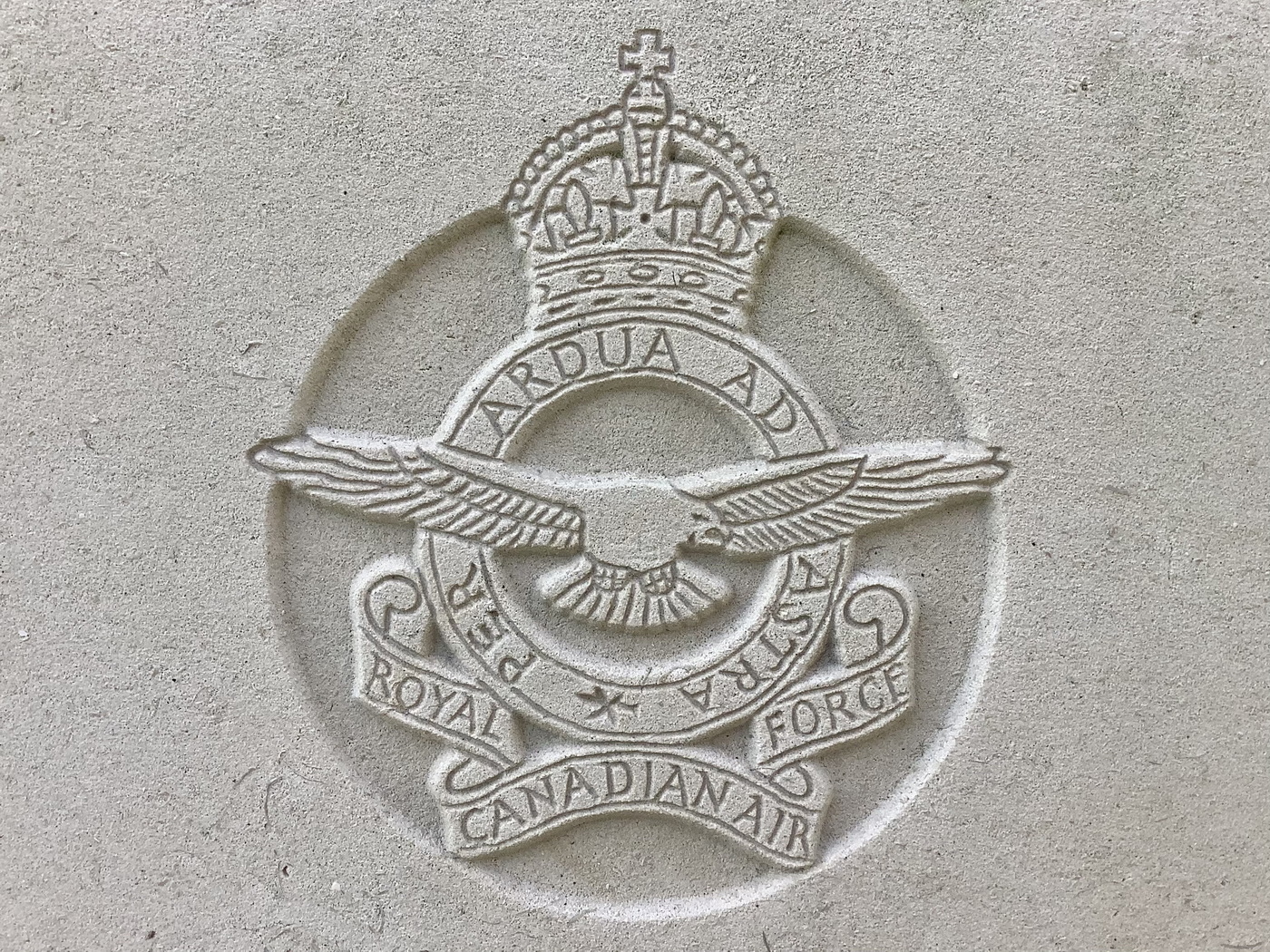 Het wapen van de Royal Canadian Airforce op de vijf graven te Kropswolde. Foto: Jur ©Kuipers.