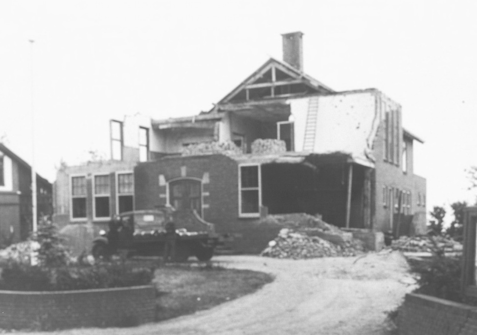 Het voormalige gemeentehuis van de gemeente Termunten in Woldendorp is verwoest. Bron: eigen verzameling.
