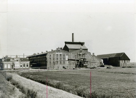 Scharmer: voormalig fabriekscomplex en later watersportcentrum De Woudbloem.