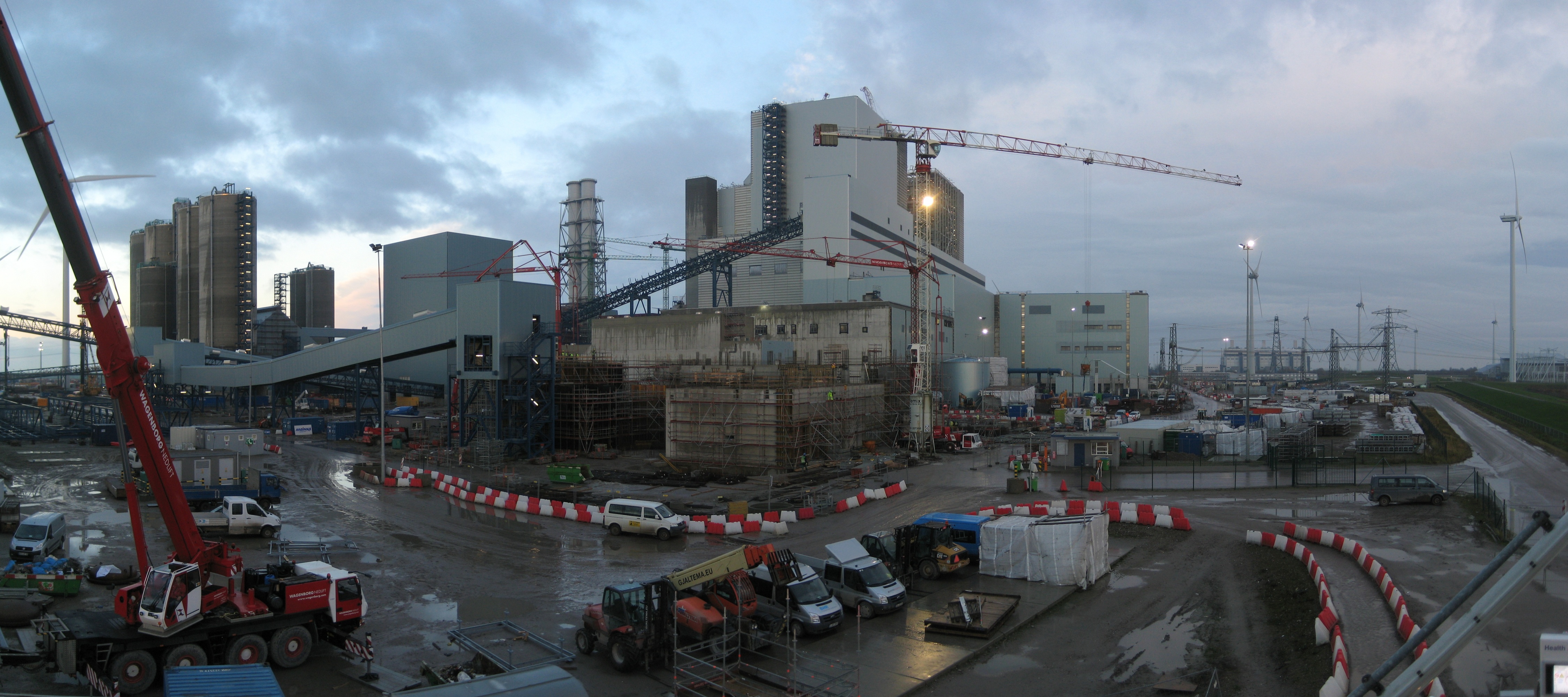 De grote energiecentrale in de Eemshaven is hier nog in aanbouw (2012).