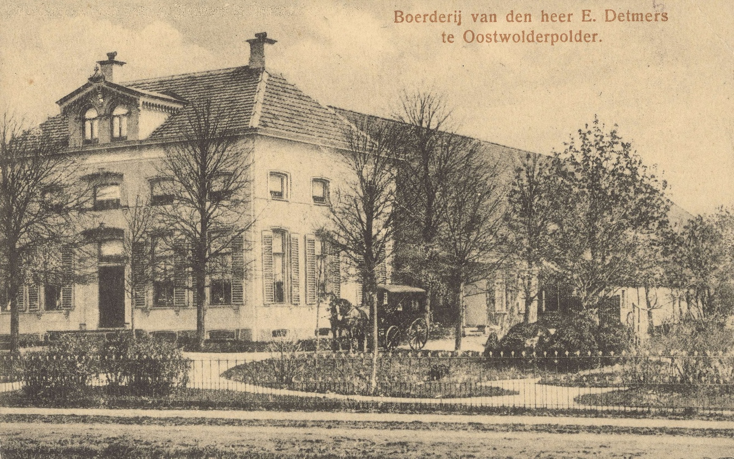 Ansichtkaart van de boerderij van de heer E. Detmers in de Oostwolderpolder. De kaart is vervaardigd tussen 1905 en 1910 en de uitgever is Z.J. Koning Gz. geweest. Bron: Beeldbank Groninger Archieven.