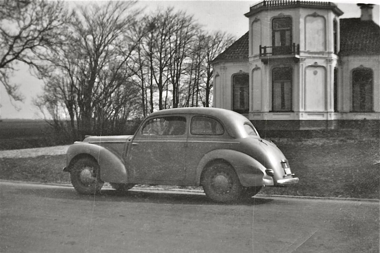 De Skoda van Noteboom voor Hoofdweg 16 van Nieuw Beerta, voor de woning van het gezin in de herfst van 1947. Het kenteken van de auto is A 13688.