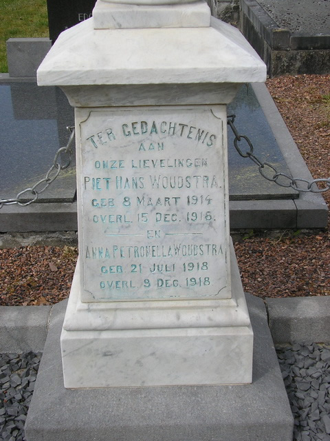 Het graf van Piet Hans (8 maart 1914 tot 15 december 1916 en Anna Petronella Woudstra (21 juli 1918 tot 9 december 1918). Bron: Graftombe.nl