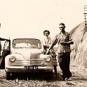 Scannen2002  V.l.n.r. Harm Hillinga, Geertje Hillinga - de Vries en Eggo Hillinga bij de Renault-4 CV, waarmee vader de melkbussen naar "het kruispunt" bracht, zonder dat hij over een rijbewijs beschikte. Rechts de hooimijt. Vader kocht de auto voor f 300 in Finsterwolde. Voorop de bumper zit de clacon. (Foto: Harm Hillinga, 1969).
