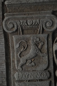 Het wapen van de Huninga´s op de grafzerk van Johannes Huninga te Garsthhuizen.