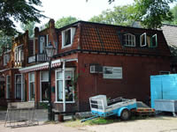 De bakkerij van Chris Schuthof , geb. 1971). De bakkerij staat op Schiermonnikoog.