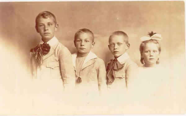 Kinderen van Lambertus (1872) rond 1920, namelijk Bertus (1907), Hendrik (1910), Anco Vliestra (1910) en Elly (1914).