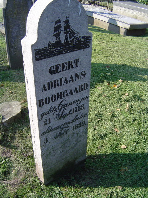 Het graf van Geert Adriaans Boomgaard (21 september 1788 - 3 februari 1899) op de Zuiderbegraafplaats in Groningen. 
Foto: Graftombe.nl.