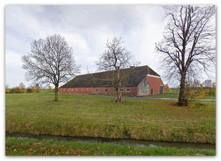 De grote boerenschuur aan de Hoofdweg te Nieuw-Beerta. Bron: Google Earth. Wie kan meer over deze boerenschuur vertellen?